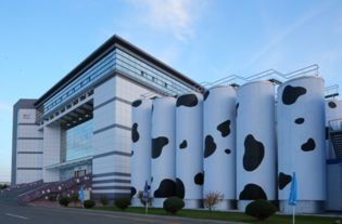 蒙牛獲評(píng)中國(guó)商業(yè)改革開(kāi)放40年功勛企業(yè) 卓越投資管理與時(shí)代同行的典范